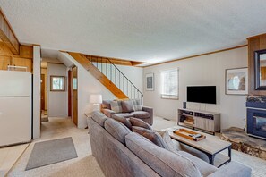TV, fireplace, offices - Classic central cabin near river with large tree-lined deck, grassy yard & gym (South Lake Tahoe)