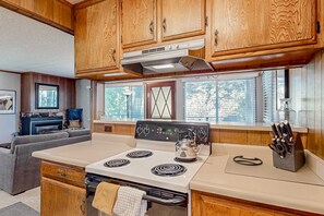Fridge, microwave, oven, stovetop - Classic central cabin near river with large tree-lined deck, grassy yard & gym (South Lake Tahoe)