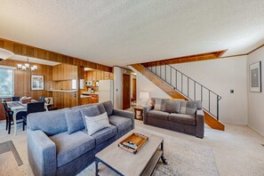 TV, fireplace, offices - Classic central cabin near river with large tree-lined deck, grassy yard & gym (South Lake Tahoe)