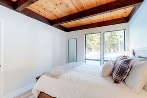Tabla de planchar con plancha, wifi y ropa de cama