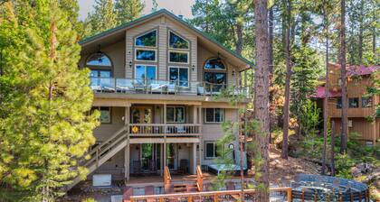 Donner Lake mountain-view delight - multi-level deck & private hot tub views