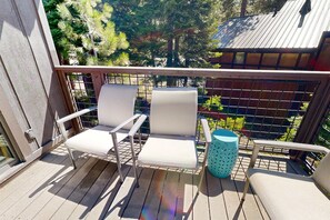 Terrace/patio - Expansive, Remodeled Home at Tahoe Donner - Swim, Ski & Ride (Truckee)