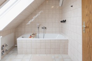 Shower, hair dryer, towels - Apartment "Cozy City Loft" with Wi-Fi (Dessau-Roßlau)