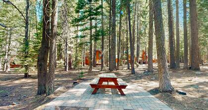 Modern cabin with golf course & 5-star amenity access nearby