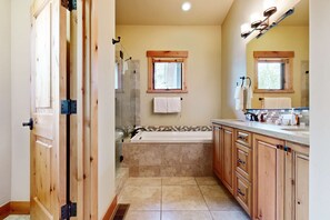 Shower, hair dryer, towels - Luxe 3BR Mountain Escape in Schaffer's Mill - Premier Tahoe Retreat (Truckee)
