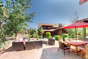 Outdoor dining - Luxe 3BR Mountain Escape in Schaffer's Mill - Premier Tahoe Retreat (Truckee)