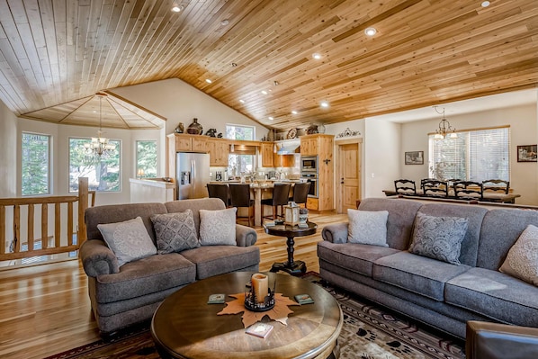 TV, fireplace, DVD player, offices - Inviting spacious home with fireplace, deck, hot tub, full kitchen, & W&D (South Lake Tahoe)