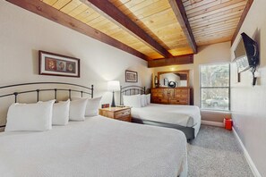 Iron/ironing board, WiFi, bed sheets - Cozie home with a stone fireplace near Ski Run Marina/new mini split a/c (South Lake Tahoe)