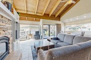 TV, fireplace, DVD player, offices - Waterview townhome with two lofts for comfortable lounging and aquatic amenities (South Lake Tahoe)