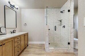Shower, hair dryer, towels - Waterview townhome with two lofts for comfortable lounging and aquatic amenities (South Lake Tahoe)
