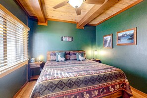 3 bedrooms, iron/ironing board, WiFi, bed sheets - Rustic townhome in a great location with wood stove, grill, balcony, & internet (Incline Village)