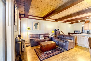 TV, offices - Rustic townhome in a great location with wood stove, grill, balcony, & internet (Incline Village)