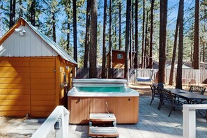 Outdoor dining - Cute cabin with private hot tub, less than a mile from Lake Tahoe! (South Lake Tahoe)