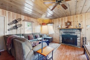 TV, fireplace, DVD player - Cute cabin with private hot tub, less than a mile from Lake Tahoe! (South Lake Tahoe)