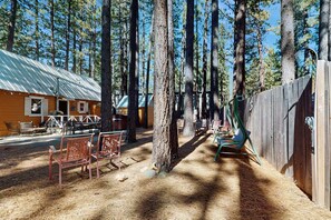 Outdoor dining - Cute cabin with private hot tub, less than a mile from Lake Tahoe! (South Lake Tahoe)