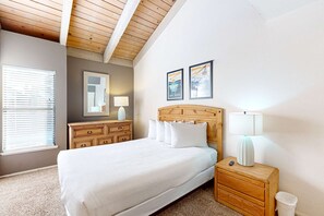 Room - Inviting townhome with serene days on the beach and numerous relaxing amenities (South Lake Tahoe)