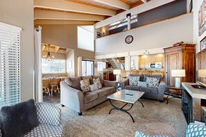 Living area - Inviting townhome with serene days on the beach and numerous relaxing amenities (South Lake Tahoe)