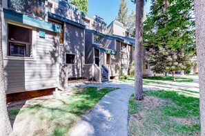 Exterior - Inviting townhome with serene days on the beach and numerous relaxing amenities (South Lake Tahoe)