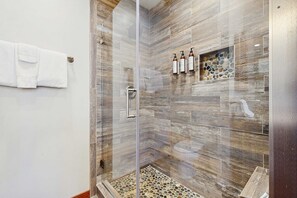 Dusche, Haartrockner, Handtücher, Shampoo