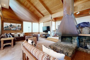 Televisión, chimenea, futbolito, estéreo