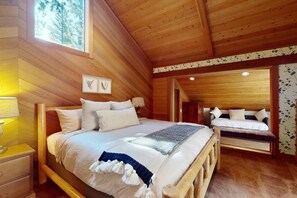 Iron/ironing board, travel cot, WiFi, bed sheets - Enchanting alpine retreat near skiing with games & fireplace - dog-friendly (Truckee)