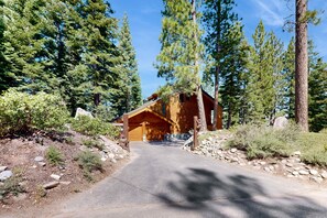 Exterior - Enchanting alpine retreat near skiing with games & fireplace - dog-friendly (Truckee)