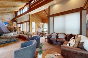 TV, fireplace, table football, stereo - Enchanting alpine retreat near skiing with games & fireplace - dog-friendly (Truckee)