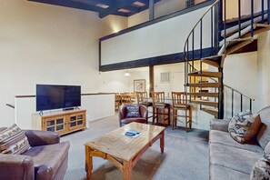 TV, fireplace, DVD player, offices - Quintessential Heavenly basecamp at Lakeland Village with amazing amenities (South Lake Tahoe)