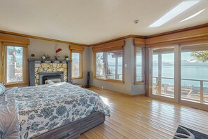 Iron/ironing board, WiFi, bed sheets - Luxury home with game room, sauna, and stunning lake views (Zephyr Cove)