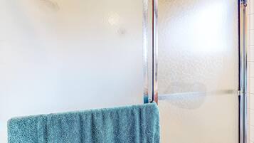 Douche, sèche-cheveux, serviettes fournies