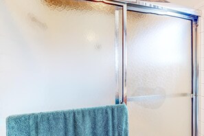 Dusche, Haartrockner, Handtücher