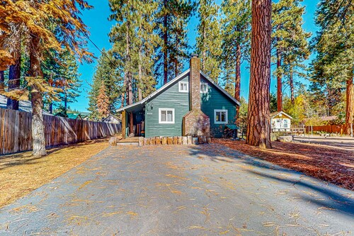 Darling cabin near beach-lake with wood stove & private washer&dryer