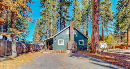 Darling cabin near beach-lake with wood stove & private washer&dryer