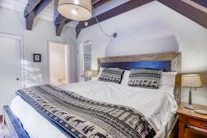 2 bedrooms, WiFi, bed sheets - Dog-friendly home with washer&dryer & wood stove (Soda Springs)