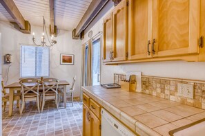 Fridge, microwave, oven, stovetop - Dog-friendly home with washer&dryer & wood stove (Soda Springs)