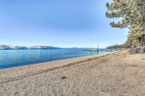 Beach - Perfect retreat perched near the slopes with two balconies & foosball, sleeps 4 (Stateline)