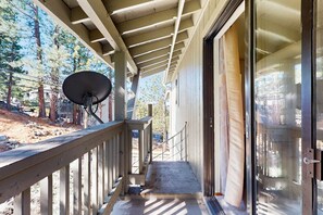 Property grounds - Perfect retreat perched near the slopes with two balconies & foosball, sleeps 4 (Stateline)