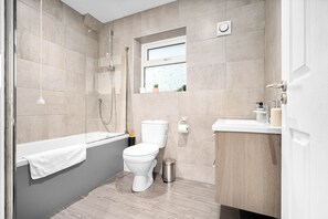 Bathroom - Lower Lodge Retreat - 3BDR 2BA House (Market Harborough)