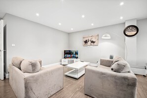 Living area - Lower Lodge Retreat - 3BDR 2BA House (Market Harborough)