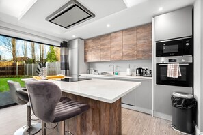 Private kitchen - Lower Lodge Retreat - 3BDR 2BA House (Market Harborough)