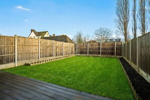 Property grounds - Lower Lodge Retreat - 3BDR 2BA House (Market Harborough)