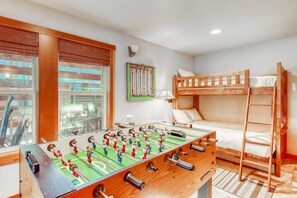 Escritorio, wifi y ropa de cama