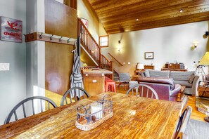 TV, fireplace, DVD player, table football - Beautiful getaway with two fireplaces, covered deck, washer&dryer (Soda Springs)