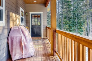 Terrace/patio - Beautiful getaway with two fireplaces, covered deck, washer&dryer (Soda Springs)