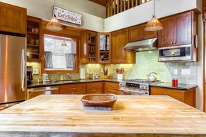 Fridge, microwave, oven, stovetop - Beautiful getaway with two fireplaces, covered deck, washer&dryer (Soda Springs)