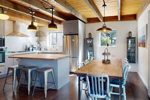 Fridge, microwave, oven, stovetop - Stunning renovated chalet for monthly summer - ski lease - near Heavenly (South Lake Tahoe)