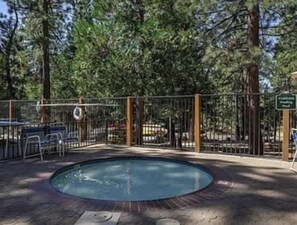 Pool - Creekside Comfort Meets Tahoe Adventure - Your Stylish Getaway in Kings Beach (Kings Beach)