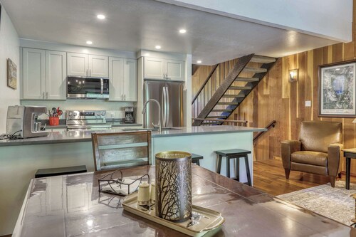 Creekside Comfort Meets Tahoe Adventure - Your Stylish Getaway in Kings Beach