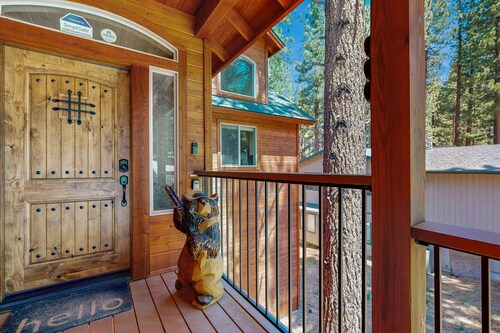 Dog-friendly wooded retreat near skiing, beaches, dining with 2 living rooms & deck