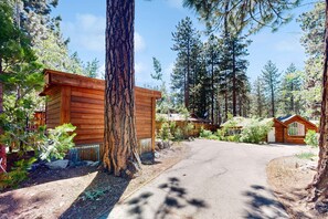 Property grounds - Updated Tahoe Home with Hot Tub On Bus Route to Stateline & Skiing (South Lake Tahoe)